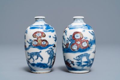 Une paire de tabatières en porcelaine de Chine bleu, blanc et rouge, marque de Yongzheng, 19ème