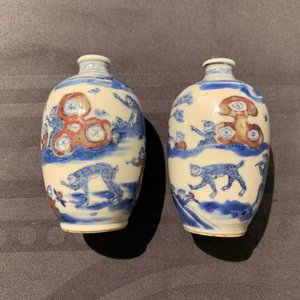 Une paire de tabatières en porcelaine de Chine bleu, blanc et rouge, marque de Yongzheng, 19ème — photo 14