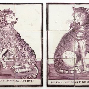 Une paire de tableaux de carreaux en faïence de Delft à décor d'un chat et d'un chien, 18ème — photo 1