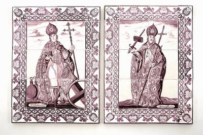 Une paire de tableaux de carreaux en faïence de Delft manganèse aux Saints Willibrord et Boniface, fin du 18ème