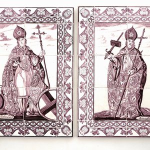Une paire de tableaux de carreaux en faïence de Delft manganèse aux Saints Willibrord et Boniface, fin du 18ème — photo 1