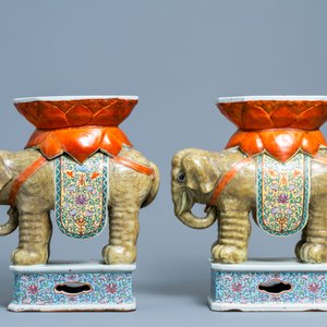 Une paire de tabourets en porcelaine de Chine famille rose en forme d'éléphant, 19/20ème — photo 2