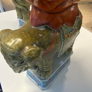 Une paire de tabourets en porcelaine de Chine famille rose en forme d'éléphant, 19/20ème — photo 28