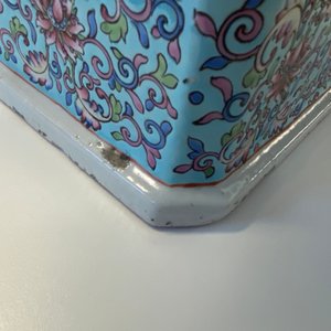 Une paire de tabourets en porcelaine de Chine famille rose en forme d'éléphant, 19/20ème — photo 29