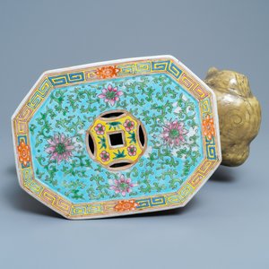 Une paire de tabourets en porcelaine de Chine famille rose en forme d'éléphant, 19/20ème — photo 6