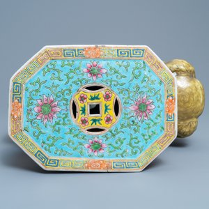 Une paire de tabourets en porcelaine de Chine famille rose en forme d'éléphant, 19/20ème — photo 8