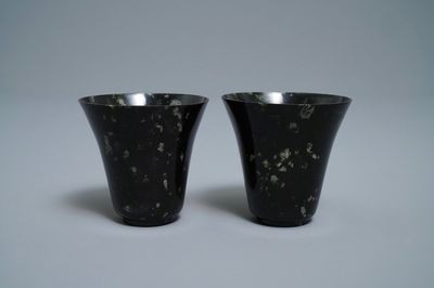 Une paire de tasses à vin en jade vert foncé, Qing