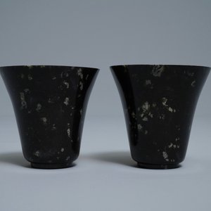 Une paire de tasses à vin en jade vert foncé, Qing — photo 2