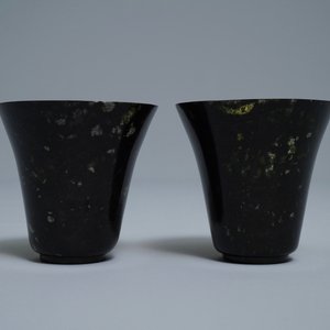 Une paire de tasses à vin en jade vert foncé, Qing — photo 4
