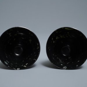 Une paire de tasses à vin en jade vert foncé, Qing — photo 7