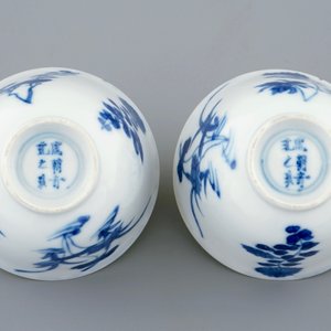 Une paire de tasses à vin en porcelaine de Chine bleu et blanc, marque à six caractères, Kangxi — photo 4