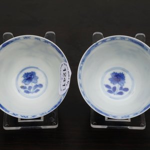 Une paire de tasses à vin en porcelaine de Chine bleu et blanc, marque à six caractères, Kangxi — photo 7