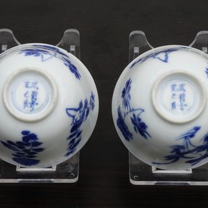Une paire de tasses à vin en porcelaine de Chine bleu et blanc, marque à six caractères, Kangxi — photo 8