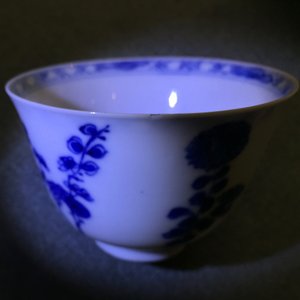 Une paire de tasses à vin en porcelaine de Chine bleu et blanc, marque à six caractères, Kangxi — photo 10
