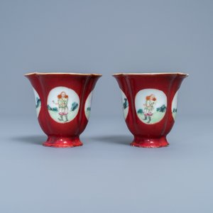 Une paire de tasses à vin en porcelaine de Chine famille rose à fond rouge de rubis, Qianlong — photo 2