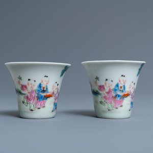 Une paire de tasses à vin en porcelaine de Chine famille rose, marque de Qianlong, République — photo 2