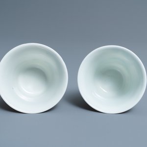 Une paire de tasses à vin en porcelaine de Chine famille rose, marque de Qianlong, République — photo 7