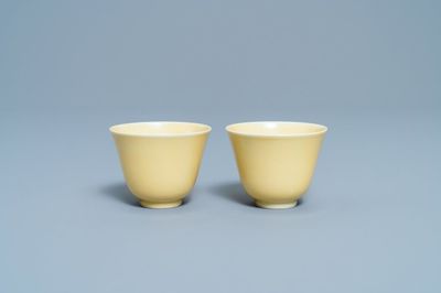 Une paire de tasses à vin en porcelaine de Chine jaune monochrome, marque et époque de Kangxi