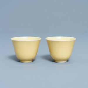 Une paire de tasses à vin en porcelaine de Chine jaune monochrome, marque et époque de Kangxi — photo 1