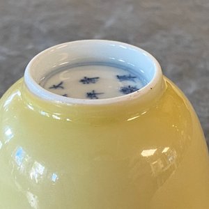 Une paire de tasses à vin en porcelaine de Chine jaune monochrome, marque et époque de Kangxi — photo 12