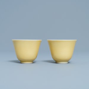 Une paire de tasses à vin en porcelaine de Chine jaune monochrome, marque et époque de Kangxi — photo 2