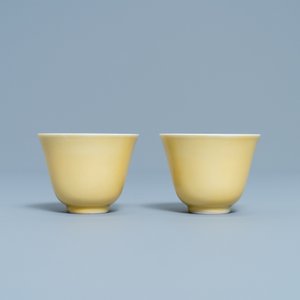 Une paire de tasses à vin en porcelaine de Chine jaune monochrome, marque et époque de Kangxi — photo 5