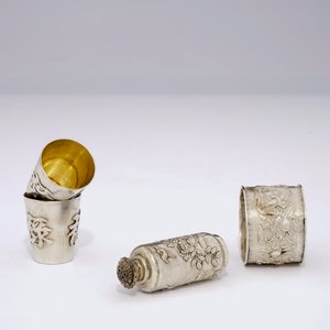 Une paire de tasses à vin, un saupoudroir et un rond de serviette en argent chinois, 19/20ème — photo 1