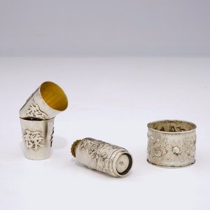 Une paire de tasses à vin, un saupoudroir et un rond de serviette en argent chinois, 19/20ème — photo 2