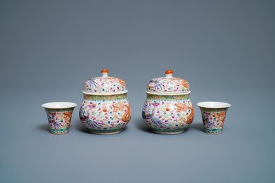Une paire de tasses à vins et leur rechauds en porcelaine de Chine famille rose, 19/20ème