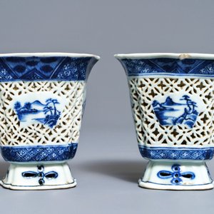 Une paire de tasses ajourées à double parois en porcelaine de Chine bleu et blanc, Qianlong — photo 2