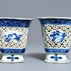 Une paire de tasses ajourées à double parois en porcelaine de Chine bleu et blanc, Qianlong — photo 3