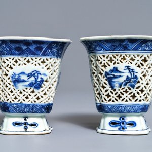 Une paire de tasses ajourées à double parois en porcelaine de Chine bleu et blanc, Qianlong — photo 4