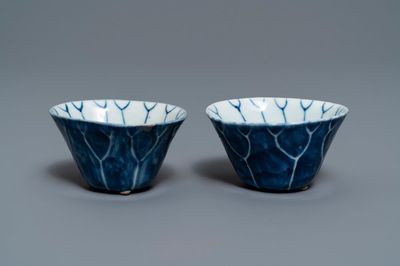Une paire de tasses en forme de lotus en porcelaine de Chine bleu et blanc, Kangxi