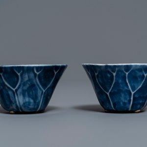 Une paire de tasses en forme de lotus en porcelaine de Chine bleu et blanc, Kangxi — photo 4