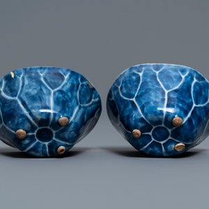 Une paire de tasses en forme de lotus en porcelaine de Chine bleu et blanc, Kangxi — photo 7