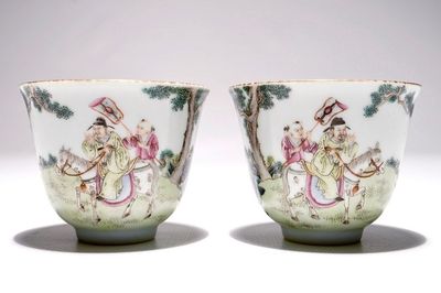 Une paire de tasses en porcelaine de Chine famille rose, marque de Guangxu, 20ème