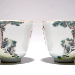 Une paire de tasses en porcelaine de Chine famille rose, marque de Guangxu, 20ème — photo 2