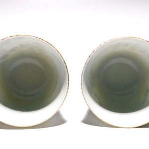 Une paire de tasses en porcelaine de Chine famille rose, marque de Guangxu, 20ème — photo 5