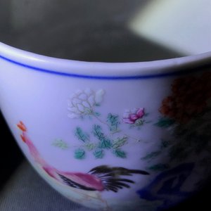 Une paire de tasses en porcelaine de Chine famille rose, marque de Qianlong, fin du Qing ou République — photo 13