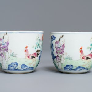 Une paire de tasses en porcelaine de Chine famille rose, marque de Qianlong, fin du Qing ou République — photo 2