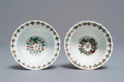 Une paire de tasses en porcelaine de Chine famille verte à inscription IHS, Kangxi
