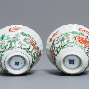 Une paire de tasses en porcelaine de Chine famille verte à inscription IHS, Kangxi — photo 5