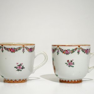 Une paire de tasses et soucoupes armoiriées en porcelaine de Chine pour le marché français, Qianlong — photo 4