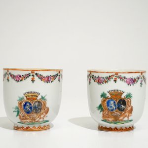 Une paire de tasses et soucoupes armoiriées en porcelaine de Chine pour le marché français, Qianlong — photo 7
