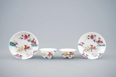 Une paire de tasses et soucoupes aux cerfs en porcelaine de Chine famille rose, Yongzheng, 1723-1735