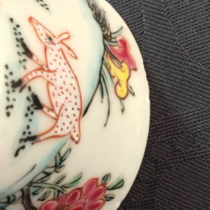 Une paire de tasses et soucoupes aux cerfs en porcelaine de Chine famille rose, Yongzheng, 1723-1735 — photo 15