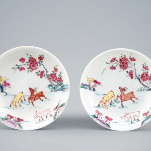 Une paire de tasses et soucoupes aux cerfs en porcelaine de Chine famille rose, Yongzheng, 1723-1735 — photo 2
