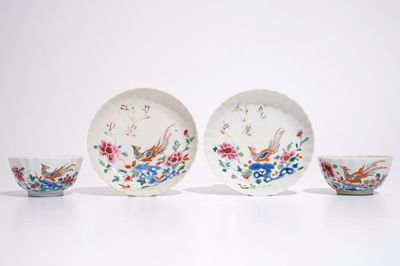 Une paire de tasses et soucoupes aux paons en porcelaine de Chine famille rose, Qianlong