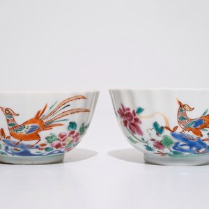 Une paire de tasses et soucoupes aux paons en porcelaine de Chine famille rose, Qianlong — photo 2