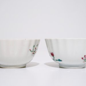 Une paire de tasses et soucoupes aux paons en porcelaine de Chine famille rose, Qianlong — photo 4